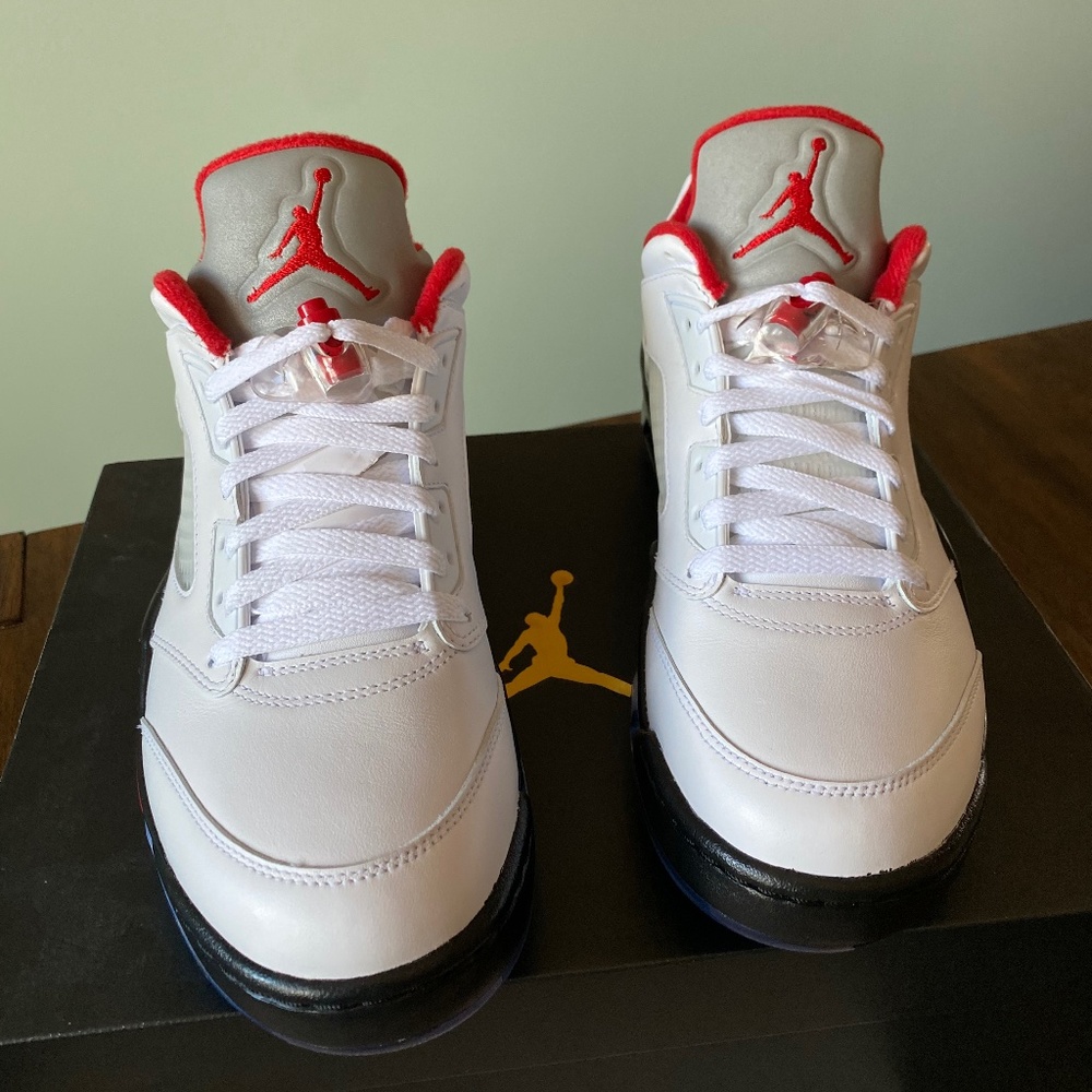 Jordan V Low Golf Shoes - Picture 1 of 8